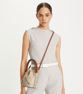 優雅さ◎*TORYBURCH* コントラスト エンボス ミニバケットバッグ Tモノグラム コントラスト エンボス ミニバケットバッグ