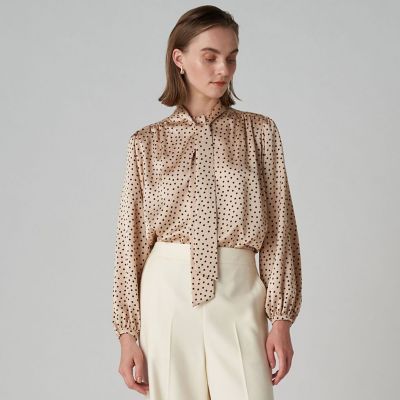 【お値下げ・美品】TOMORROWLAND プラントプリント ボウタイブラウス ミニドットプリント スリムボウタイブラウス | maison TOMORROWLAND