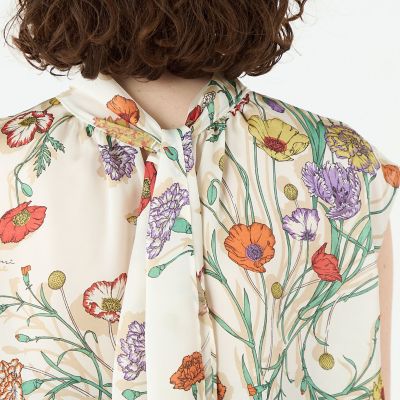 【別注】ｍａｎｉｐｕｒｉ　ｆｏｒ　Ｂａｌｌｓｅｙ　Ｃｏｌｌａｇｅ　Ｂｌｏｏｍ　バックボウタイブラウス