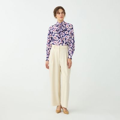 フェザリーフラワープリント ボウタイブラウス | maison TOMORROWLAND