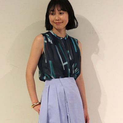 ポリエステルオーバーストライプ　ギャザーノースリーブブラウス