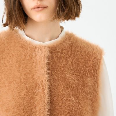 美品　未使用品に近い　TOMORROWLAND フェザーヤーン ペプラムベスト 美品 未使用品に近い TOMORROWLAND フェザーヤーン ペプラム