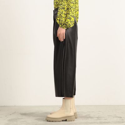 レザーライククロス ワイドクロップドパンツ | maison TOMORROWLAND