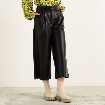 レザーライククロス ワイドクロップドパンツ | maison TOMORROWLAND