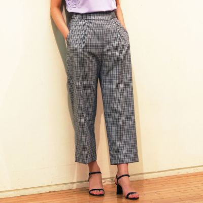 ポリエステルレーヨン　フロントタッククロップドパンツ