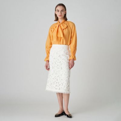 モザイクモチーフエンブロイダリー Iラインミディスカート | maison