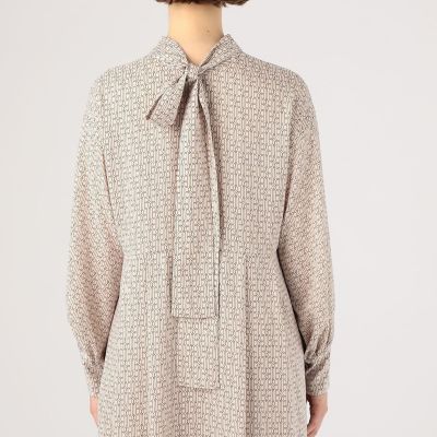 【トゥモローランド】モノグラムプリント フロンタブルボウタイワンピース モノグラムプリント フロンタブルボウタイワンピース | maison