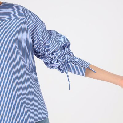 ストライプシャーリング　Ｖネックブラウス