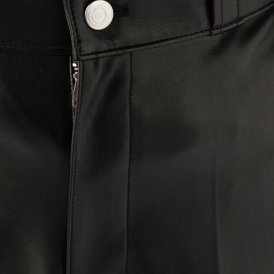 フェイクレザー　テーパードクロップドパンツ