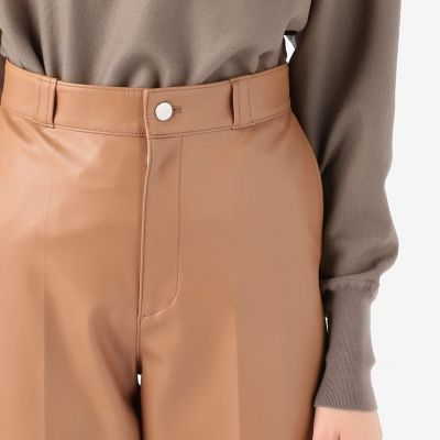 フェイクレザー　テーパードクロップドパンツ