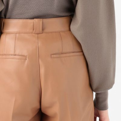 フェイクレザー　テーパードクロップドパンツ