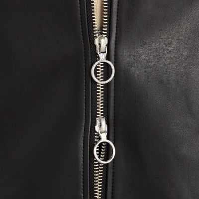 レザーライクロングジレ