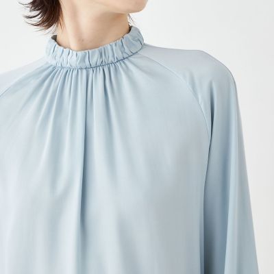 ウォッシャブルサテン スタンドギャザーカラーブラウス | maison