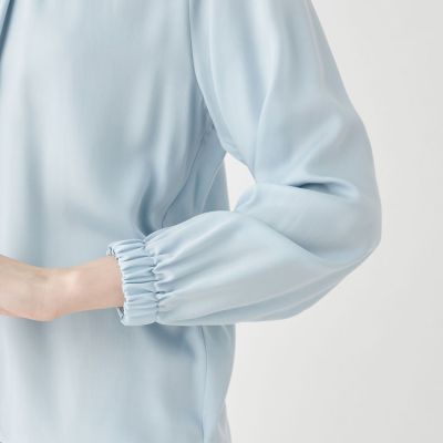 ウォッシャブルサテン スタンドギャザーカラーブラウス | maison