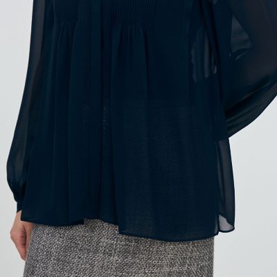 美品 25AW TOMORROWLAND collection トゥモローランド コレクション シルクシフォン ブラウス 13-01-54-01202 サイズ36 ネイビー レディース 古着 中古 USED シルクシフォン ピンタックブラウス | maison TOMORROWLAND/メゾン