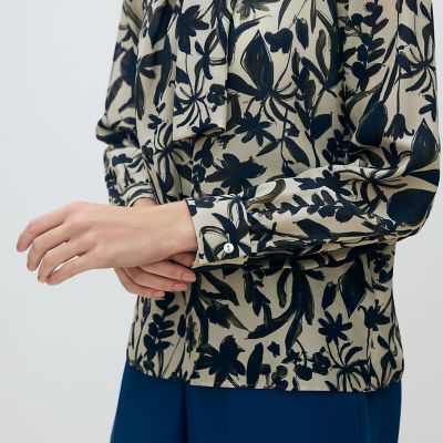 【美品】M fil タイカラーブラウス　リーフプリント　モノトーン　38 ホヤリーフプリント フロントタイブラウス | maison TOMORROWLAND