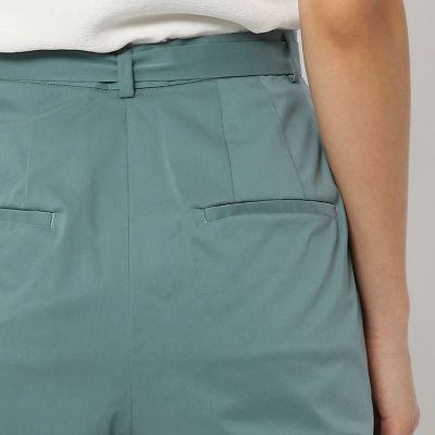 コットンポリエステル　フロントタックテーパードパンツ