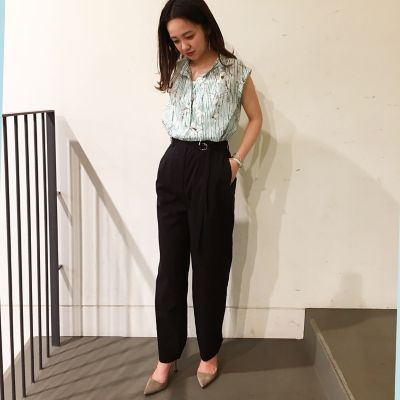 コットンポリエステル　フロントタックテーパードパンツ