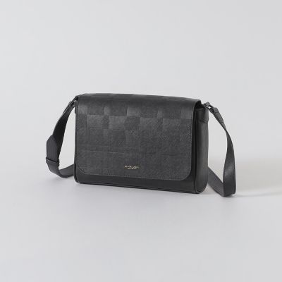 ＜BLACK LABEL CRESTBRIDGE (Men)＞エンボスチェックメッセンジャーバッグ