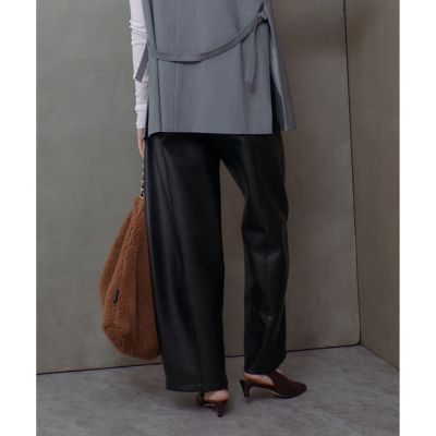 フェイクレザーフロントシームパンツ