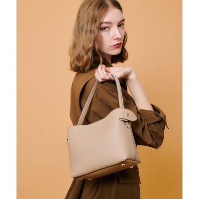 25SS新作美品✨定価半額！アルアバイルヴィエナラタンバケットショルダーバッグ 25SS新作美品✨定価半額！アルアバイルヴィエナラタンバケット