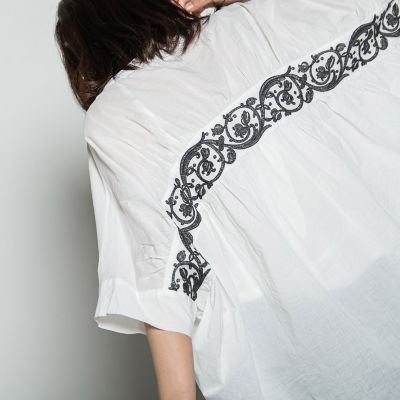 バックギャザー刺繍ブラウス≪手洗い可能≫