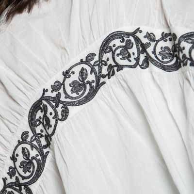 バックギャザー刺繍ブラウス≪手洗い可能≫