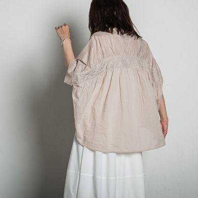 ＜MAYSON GREY（Women）＞バックギャザー刺繍ブラウス≪手洗い可能≫