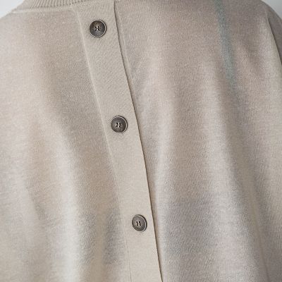 ＢＡＣＫ釦アシンメトリーニットプルオーバー≪手洗い可能≫