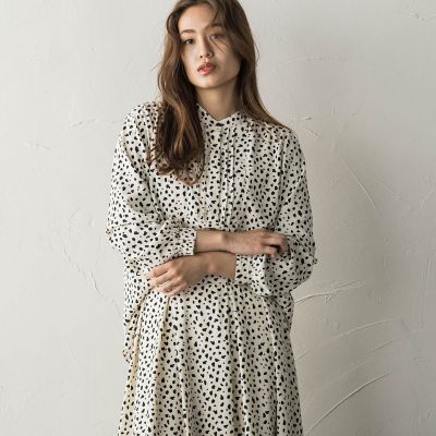 ＜MAYSON GREY（Women）＞ダルメシアン柄フロントタックブラウス≪洗濯機で洗える≫