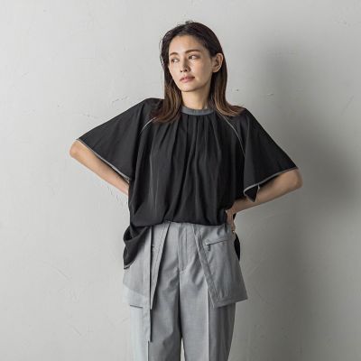 ＜MAYSON GREY（Women）＞パウダーサテン配色パイピングブラウス≪洗濯機で洗える≫