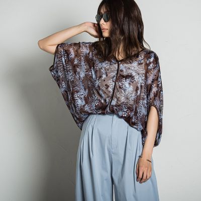 ＜MAYSON GREY（Women）＞ニュアンス柄ドルマンブラウス≪手洗い可能≫