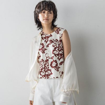 フラワープリントノースリーブクロップドブラウス