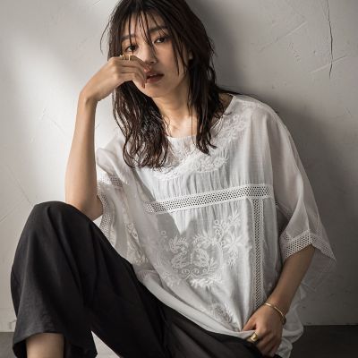 ＜MAYSON GREY（Women）＞ボタニカル刺繍ドルマンブラウス≪手洗い可能≫