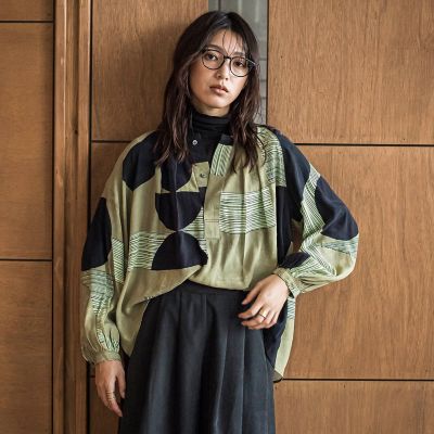 ＜MAYSON GREY（Women）＞ＩＰＥＫＥＲ幾何柄フレアブラウス≪手洗い可能≫