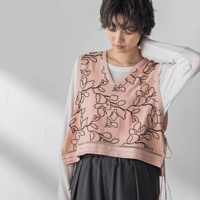 ＜MAYSON GREY（Women）＞ボタニカル刺繍サイドリボンショートベスト