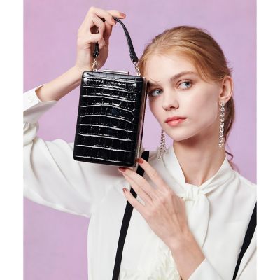 ＜allureville (Women)＞【ＬＯＵＬＯＵ　ＷＩＬＬＯＵＧＨＢＹ】ＰＯＲＴＲＡＩＴＣＲＯＣＯ　クラッチバッグ