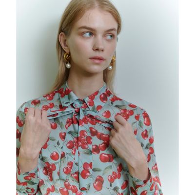 ＜allureville (Women)＞ＷＥＢ限定【ＬＯＵＬＯＵ　ＷＩＬＬＯＵＧＨＢＹ】ＬＩＳＡチェリープリント　ボウタイブラウス