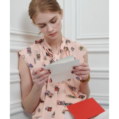 ＜allureville (Women)＞ＷＥＢ　一部店舗限定【ＬＯＵＬＯＵ　ＷＩＬＬＯＵＧＨＢＹ】レタープリントリボンブラウス