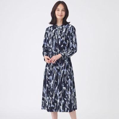 ＜TRANSWORK (Women)＞【ウォッシャブル】パウダーデシン幾何プリントワンピース