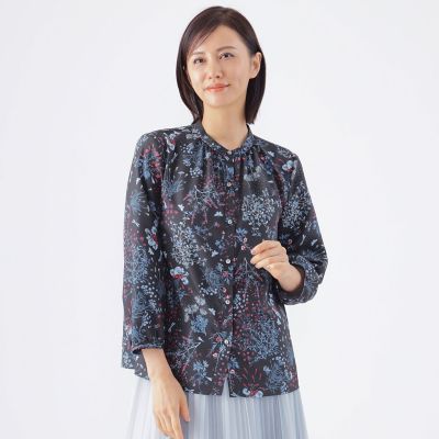 ＜TRANSWORK (Women)＞【ウォッシャブル】ブルーボタニカルプリントブラウス