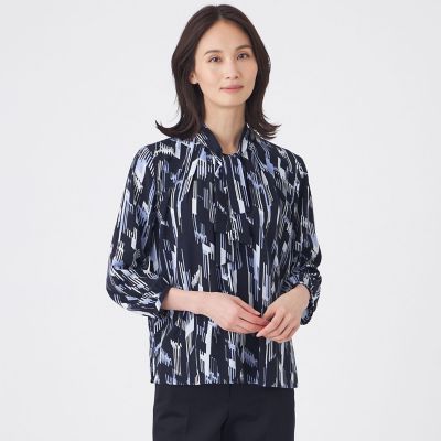 ＜TRANSWORK (Women)＞【ウォッシャブル】パウダーデシン幾何プリントブラウス