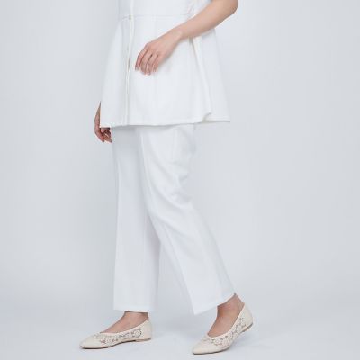 【SALE】QUEENS COURT（Women）/クイーンズコート センタープレスストレートパンツ&#8810;セットアップ対応/手洗い可能&#8811; 02オフホワイト パンツ・ズボン【三越伊勢丹/公式】