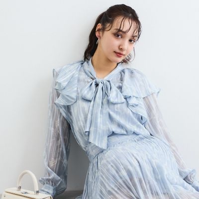 QUEENS COURT（Women）/クイーンズコート ラメストライプラッフルタイブラウス≪手洗い可能≫