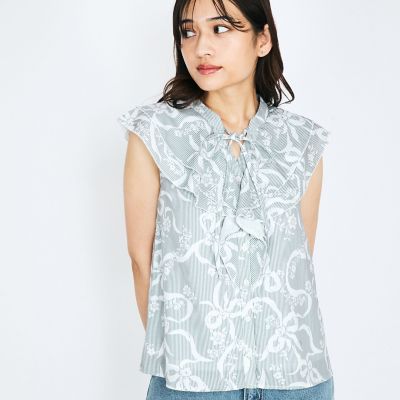 ＜QUEENS COURT（Women）＞リボンフラワー柄フリルブラウス≪手洗い可能≫