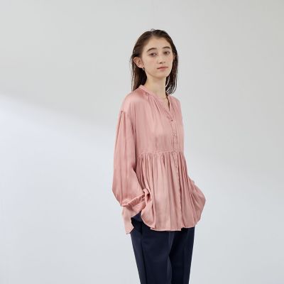 ＜QUEENS COURT（Women）＞割繊サテンキーネックペプラムブラウス≪手洗い可能≫