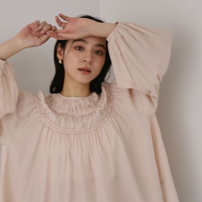 ＜QUEENS COURT（Women）＞ＤＥＬＡＶＥダブルギャザースモックブラウス