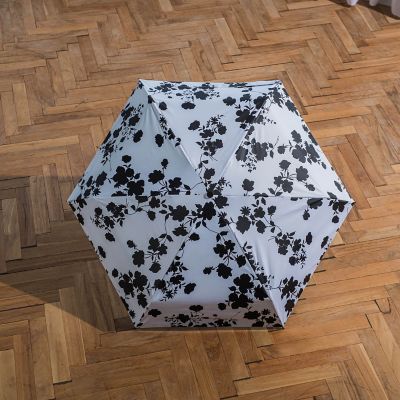 【晴雨兼用】モノトーンフラワー折りたたみ傘ホワイト（ＵＶ９９．８％カット）