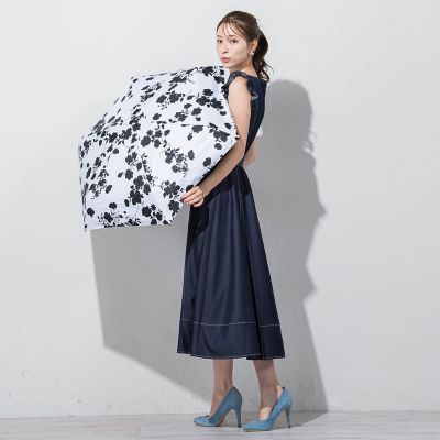 【晴雨兼用】モノトーンフラワー折りたたみ傘ホワイト（ＵＶ９９．８％カット）