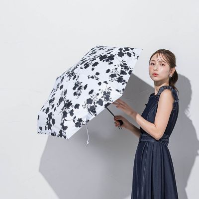【晴雨兼用】モノトーンフラワー折りたたみ傘ホワイト（ＵＶ９９．８％カット）